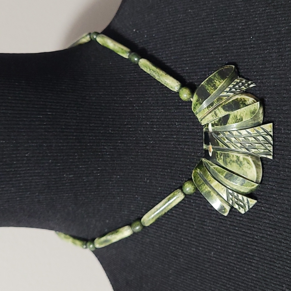 Necklace hard shell